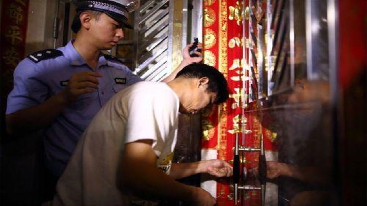 潍坊请开锁师傅开了锁后，师傅